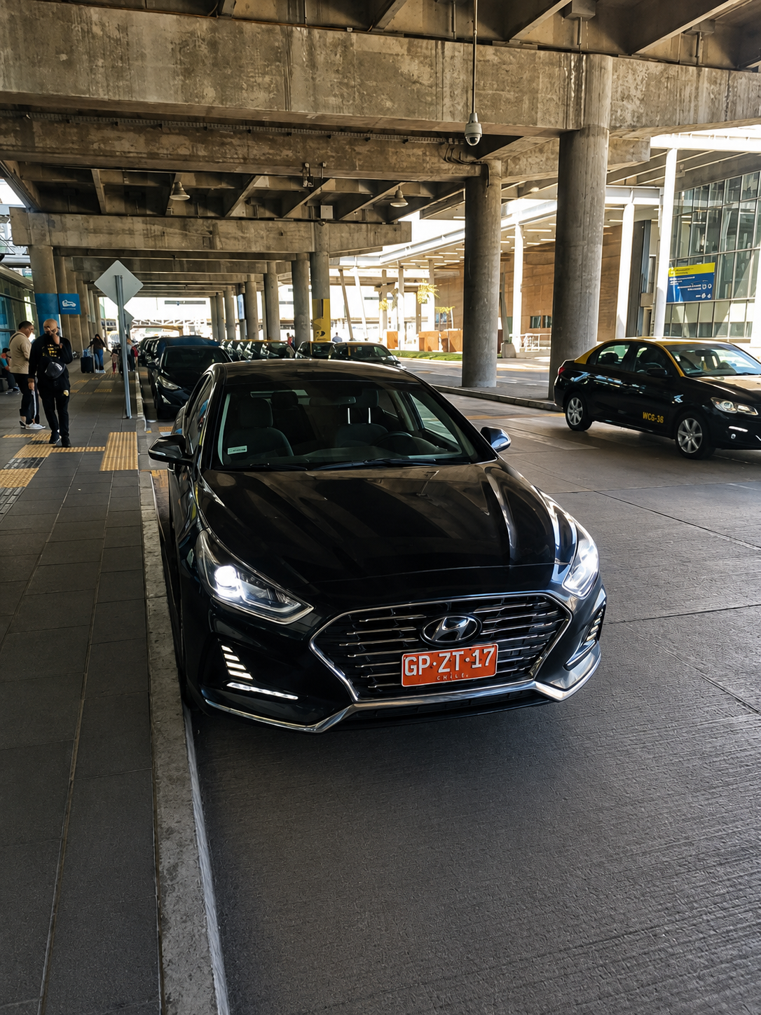 Vehículo oficial Taxi Oficial Blue en el Aeropuerto de Santiago